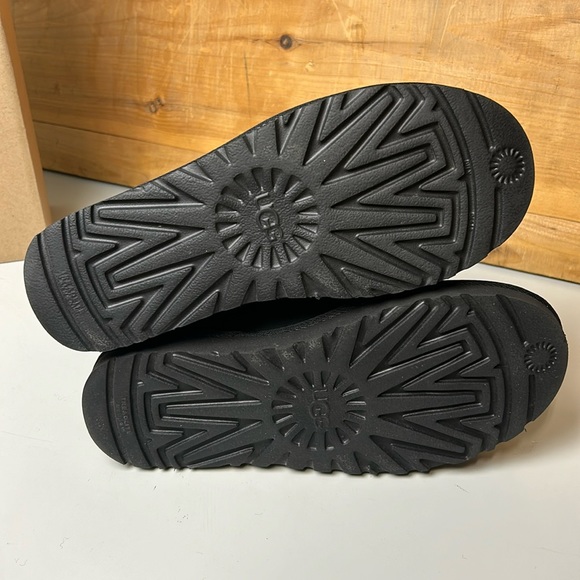 PREOWNED Women’s UGG Classic Short II Black Shearling Sheepskin Boots - Picture 6 of 15